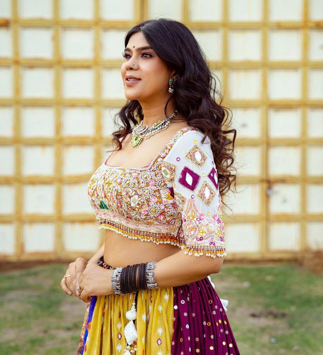 MULTICOLOR LEHENGA CANVAS PATTA BORDER WITH WHITE DUPATTA